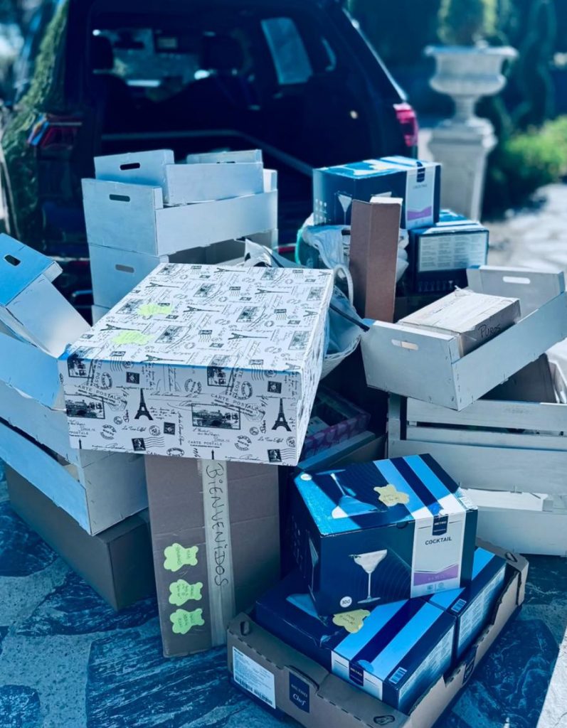 cajas y más cajas para la decoración de una boda